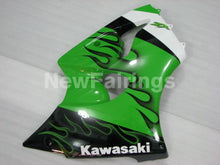 Carica l&#39;immagine nel visualizzatore di Gallery, Green and Black Flame NINJA ZX 6R 00 02 Fairing Kit